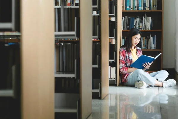 Estudantes Universitários Lendo Livros Para Pesquisa Uma Variedade Recursos Pesquisa — Fotografia de Stock