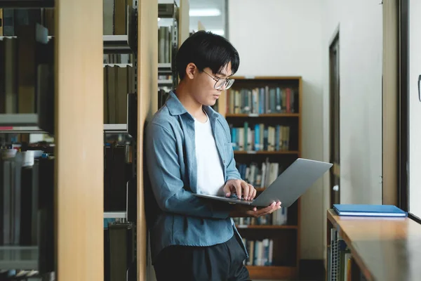 大学图书馆 美丽的聪明的亚洲大学生使用笔记本电脑 为论文写笔记 课堂作业学习 以学生为重点的学习 为高考而学习 — 图库照片