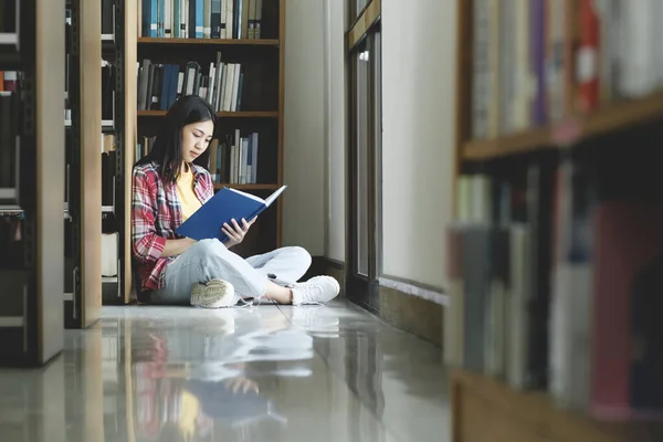 University Students Reading Books Research Variety Research Resources Library Support — Stock Photo, Image