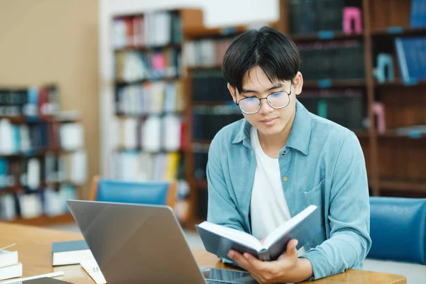 Üniversite Kütüphanesi Zeki Asyalı Üniversite Öğrencisi Laptop Kullanır Kağıt Için — Stok fotoğraf