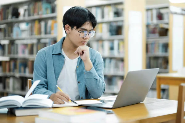 Universiteitsbibliotheek Slimme Aziatische Universiteitsstudent Maakt Gebruik Van Laptop Writes Notes — Stockfoto