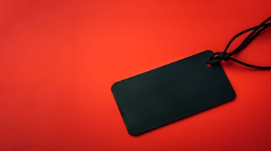 Kırmızı arkaplanda siyah boş fiyat etiketi. Kara Cuma konsepti, şablon telif alanı.