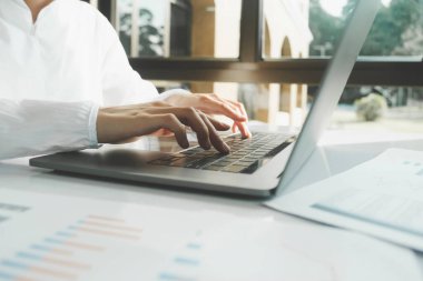 Yakın plan el kodlaması programlama bilgisayar yazılımı. İş veya eğitim ve iletişim için çevrimiçi bağlantı teknolojisi kullanılıyor.