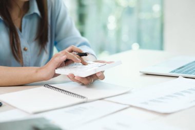 Ekonomi Tasarruf Fonu konsepti. Muhasebeci ya da bankacı nakit faturasını hesaplar.