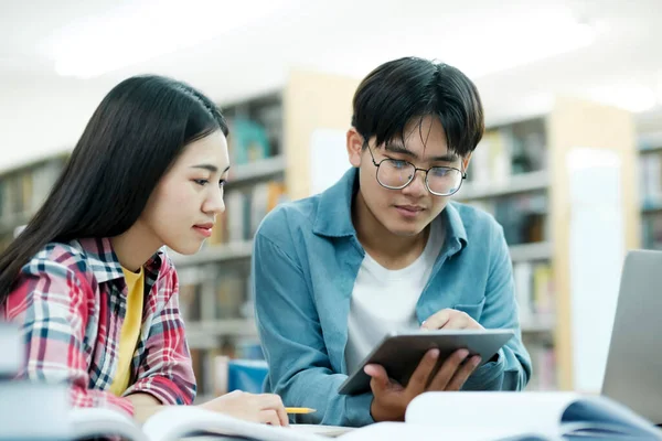 Young Students Campus Helps Friend Catching Learning University Students Cooperation — Stock Photo, Image