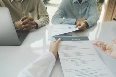 Bir İnsan Kaynakları İnsan Kaynakları İK yöneticisi bir adayla röportaj yapar ve bu pozisyon için niteliklerini, becerilerini ve uygunluklarını değerlendirir. Kapsamlı bir değerlendirmeyle, İnsan Kaynakları müdürü