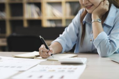 Yatırım pazarlama verilerini planlayan ve analiz eden işadamı.