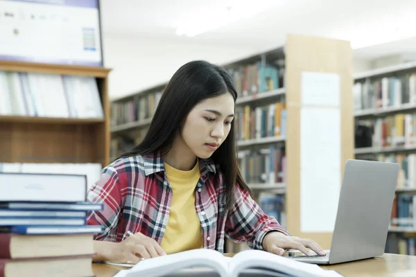 Biblioteca Universitaria Smart Studente Universitario Asiatico Utilizza Computer Portatile Scrive — Foto Stock