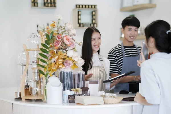 Asia Barista Kellner Nehmen Bestellungen Vom Kunden Café Entgegen Cafébesitzer — Stockfoto