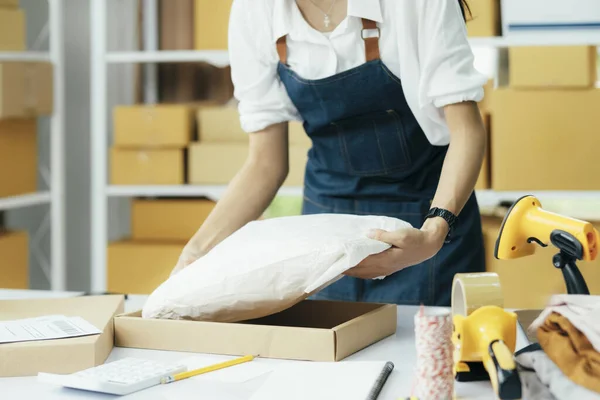 Nahaufnahme Ansicht Von Weiblichen Online Shop Kleinunternehmer Verkäufer Unternehmer Verpackung — Stockfoto