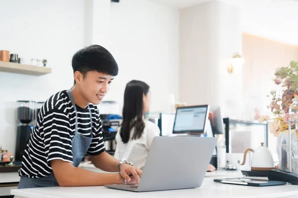 Een Serveerster Die Bij Een Kassier Loket Werkt Een Online — Stockfoto