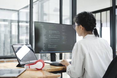 IT Programcısı Masaüstü Bilgisayarı üzerinde çalışmaya başladı. Website Geliştirici, Yazılım Mühendisi Geliştirme Uygulaması, Video Oyunu. Kodlama Programlama Dili ile Uçbirim.