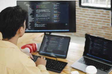 IT Programcısı Masaüstü Bilgisayarı üzerinde çalışmaya başladı. Website Geliştirici, Yazılım Mühendisi Geliştirme Uygulaması, Video Oyunu. Kodlama Programlama Dili ile Uçbirim.