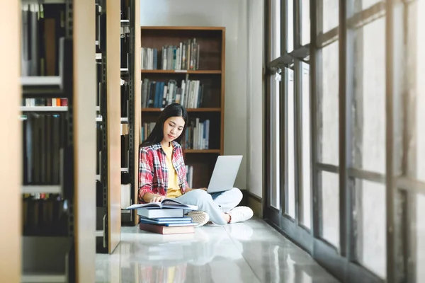 Universitätsbibliothek Schöne Intelligente Asiatische Studentin Nutzt Laptop Schreibt Notizen Für — Stockfoto
