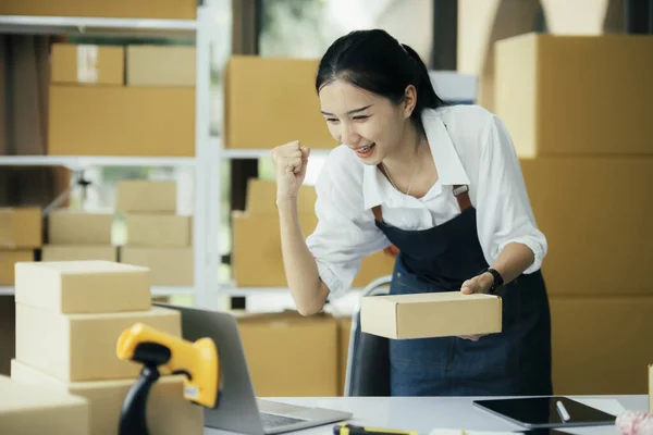 Junge Asiatische Frauen Freuen Sich Über Neue Bestellung Vom Kunden — Stockfoto