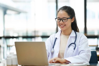 Laptop kullanan mutlu pratisyen doktor, çevrimiçi yardım, tıbbi destek, danışma, hastalarla konuşma, video konferans görüşmesi. TeleHealth konsepti.