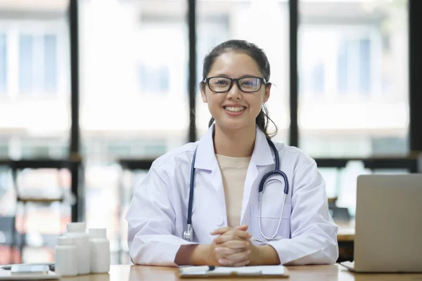 Portret Szczęśliwego Odnoszącego Sukcesy Lekarza Azjatyckiego Pracującego Klinice Biurowej Patrzącego — Zdjęcie stockowe