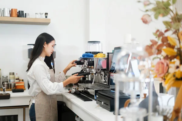 Молодой Веселый Бариста Фартуке Время Приготовления Кофе Автомате Современной Кофейне — стоковое фото