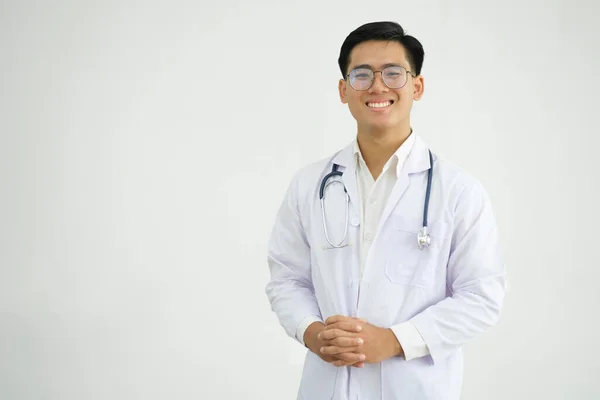 Portret Szczęśliwego Odnoszącego Sukcesy Lekarza Azjatyckiego Pracującego Klinice Biurowej Patrzącego — Zdjęcie stockowe