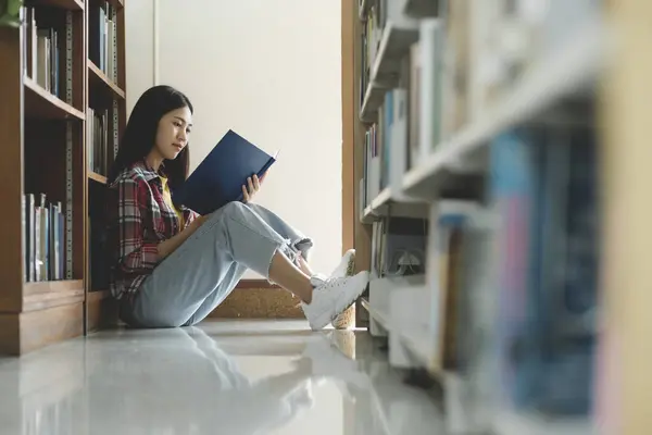 Studenti Universitari Che Leggono Libri Ricerca Una Varietà Risorse Ricerca — Foto Stock