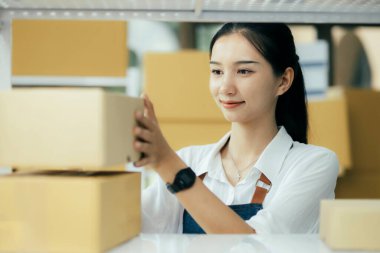 Mutlu girişimciler siparişleri kontrol etmek için tablet kullanır ve müşterilere mal teslimatı için hisse senetlerini kontrol ederler. Küçük işletme sahibi ve çevrimiçi iş kavramlarında başarı.