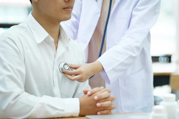 Lekarz Stosujący Stetoskop Umieszczenie Bicia Serca Diagnozy Pacjentem Pokoju Badań — Zdjęcie stockowe