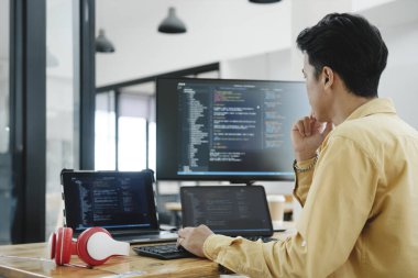 IT Programcısı Masaüstü Bilgisayarı üzerinde çalışmaya başladı. Website Geliştirici, Yazılım Mühendisi Geliştirme Uygulaması, Video Oyunu. Kodlama Programlama Dili ile Uçbirim.