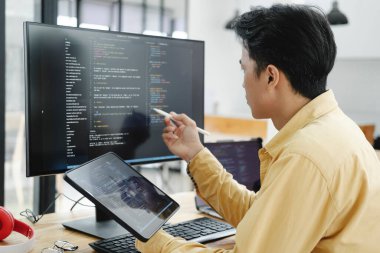 IT Programcısı Masaüstü Bilgisayarı üzerinde çalışmaya başladı. Website Geliştirici, Yazılım Mühendisi Geliştirme Uygulaması, Video Oyunu. Kodlama Programlama Dili ile Uçbirim.