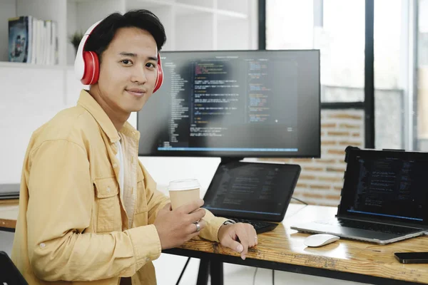 Programmeren Programmeur Werkt Computer Het Kantoor Zitten Aan Balie Schrijven — Stockfoto