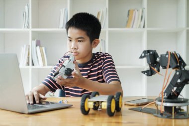 Öğrenci, yenilikçi robot modelleri için proje bazlı çalışmalar yapmak için STEM Eğitim robotikleri öğreniyor. Matematik mühendisliği bilimi teknolojisinde DIY elektronik kitleri için yeni çalışma nesli.