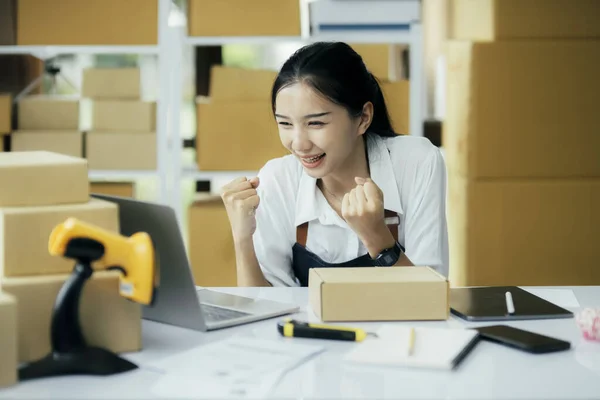 Young Asian Women Happy New Order Customer Surprise Shock Face — Stock Photo, Image