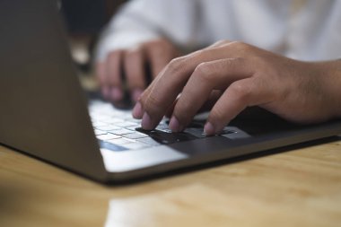 Klavyede daktilo kullanan, modern ofiste çalışan işadamlarının yakın çekimi. İş yerindeki Uzak Görev konseptinde dizüstü bilgisayar kullanan programcı, kodlayıcı. Teknoloji konsepti.