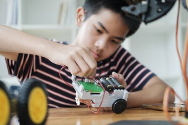 Öğrenci, yenilikçi robot modelleri için proje bazlı çalışmalar yapmak için STEM Eğitim robotikleri öğreniyor. Matematik mühendisliği bilimi teknolojisinde DIY elektronik kitleri için yeni çalışma nesli.