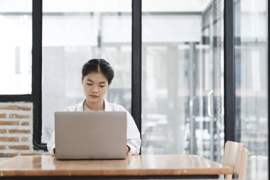 Çevrimiçi eğitim, e-öğrenme. Bilgisayar ve mobil cihaz kullanan genç bir kolaj öğrencisi. Asyalı genç öğrenci çevrimiçi öğrenim sınıfı çalışması Zoom hocası adı verilen online video eğitimi.