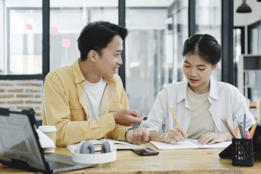 Öğrenme, eğitim ve okul konsepti. Genç bir kadın ve erkek sınava ya da sınava çalışıyor. Arkadaşlarla ders kitapları. Genç öğrenci kampüsü arkadaşa yetişip öğrenmede yardımcı oluyor.