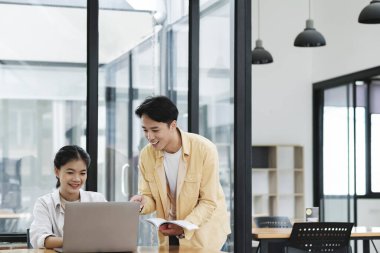 Öğrenme, eğitim ve okul konsepti. Genç bir kadın ve erkek sınava ya da sınava çalışıyor. Arkadaşlarla ders kitapları. Genç öğrenci kampüsü arkadaşa yetişip öğrenmede yardımcı oluyor.