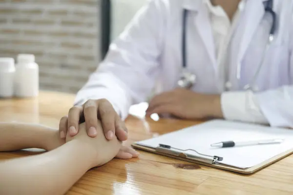 親切な医師は 健康危機の間に病人に愛情のあるジェスチャーを提供しています 医師と患者が手を握るサポート 病院のケア がん診断の悪いニュースを共有する — ストック写真