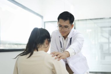 Nazik doktor, bir sağlık krizi sırasında hasta birine sevgi dolu bir jest yapıyor. Doktor ve hasta el ele tutuşurken, kanser teşhisinin kötü haberlerini paylaşırken, destek, güven ve hastane bakımı.