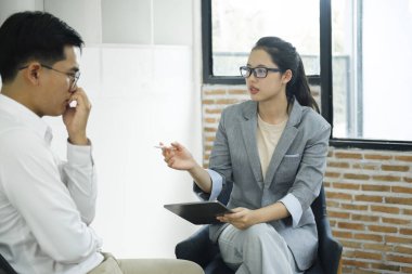 Depresyondaki hasta, deneyimli psikolog psikolog erkek terapist uzman doktor psikiyatri destek seansı klinik danışmanlık bozukluğuyla konuşuyor..