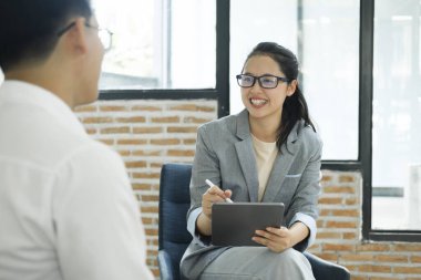 İş görüşmesi, İnsan Kaynakları müdürü iş görüşmesi yapıyor ve iş başvurusuna güler yüzlü ve arkadaş canlısı bir yüzle iş görüşmesi notları alıyor. Ortaklık işbirliği, işe alım ya da insan kaynaklarıyla konuşan kadın.
