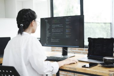 IT Programcısı Masaüstü Bilgisayarı üzerinde çalışmaya başladı. Website Geliştirici, Yazılım Mühendisi Geliştirme Uygulaması, Video Oyunu. Kodlama Programlama Dili ile Uçbirim.