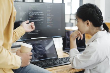 Bilgisayar yazılım geliştirme ekibi, programcı, yazılım mühendisi ve yazılım analizi bilgisayar kaynakları üzerinde çalışıyor. Bilgisayar programcılarından oluşan bir ekip masaüstü bilgisayarı üzerinde çalışıyor.