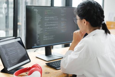 IT Programcısı Masaüstü Bilgisayarı üzerinde çalışmaya başladı. Website Geliştirici, Yazılım Mühendisi Geliştirme Uygulaması, Video Oyunu. Kodlama Programlama Dili ile Uçbirim.