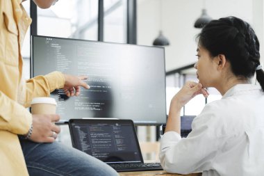 Bilgisayar yazılım geliştirme ekibi, programcı, yazılım mühendisi ve yazılım analizi bilgisayar kaynakları üzerinde çalışıyor. Bilgisayar programcılarından oluşan bir ekip masaüstü bilgisayarı üzerinde çalışıyor.