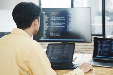 IT Programcısı Masaüstü Bilgisayarı üzerinde çalışmaya başladı. Website Geliştirici, Yazılım Mühendisi Geliştirme Uygulaması, Video Oyunu. Kodlama Programlama Dili ile Uçbirim.