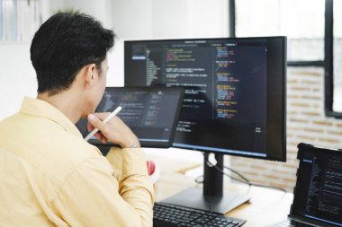 IT Programcısı Masaüstü Bilgisayarı üzerinde çalışmaya başladı. Website Geliştirici, Yazılım Mühendisi Geliştirme Uygulaması, Video Oyunu. Kodlama Programlama Dili ile Uçbirim.
