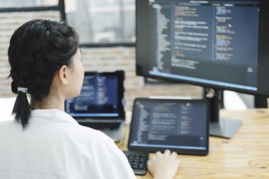 IT Programcısı Masaüstü Bilgisayarı üzerinde çalışmaya başladı. Website Geliştirici, Yazılım Mühendisi Geliştirme Uygulaması, Video Oyunu. Kodlama Programlama Dili ile Uçbirim.