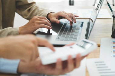 İş ve yatırım uzmanları müşteri çekmek ve grafikleri okuyarak tatmin olmak için fikirler ve yaratıcılık üretiyor..