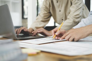 İş ve yatırım uzmanları müşteri çekmek ve grafikleri okuyarak tatmin olmak için fikirler ve yaratıcılık üretiyor..