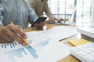 Yatırım projesini analiz etmek ve tartışmak için genç girişimci takım çalışması beyin fırtınası toplantısı..